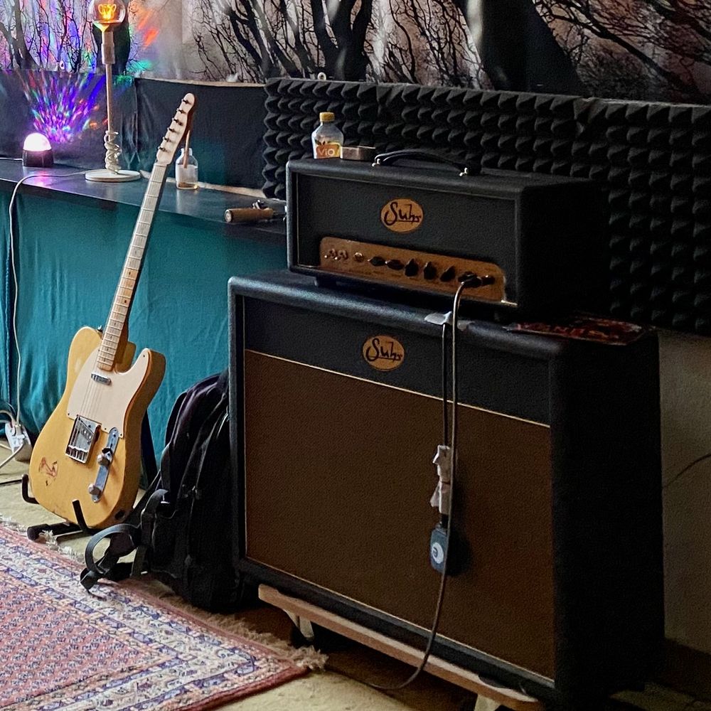 Mattis Amp: Suhr Badger 35 auf einer Suhr 2×12-Box, daneben lehnt eine Telecaster